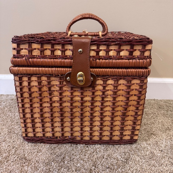Wicker Picnic Basket - Picture 1 of 8